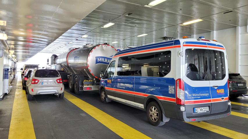 Wünschewagen auf der Fähre