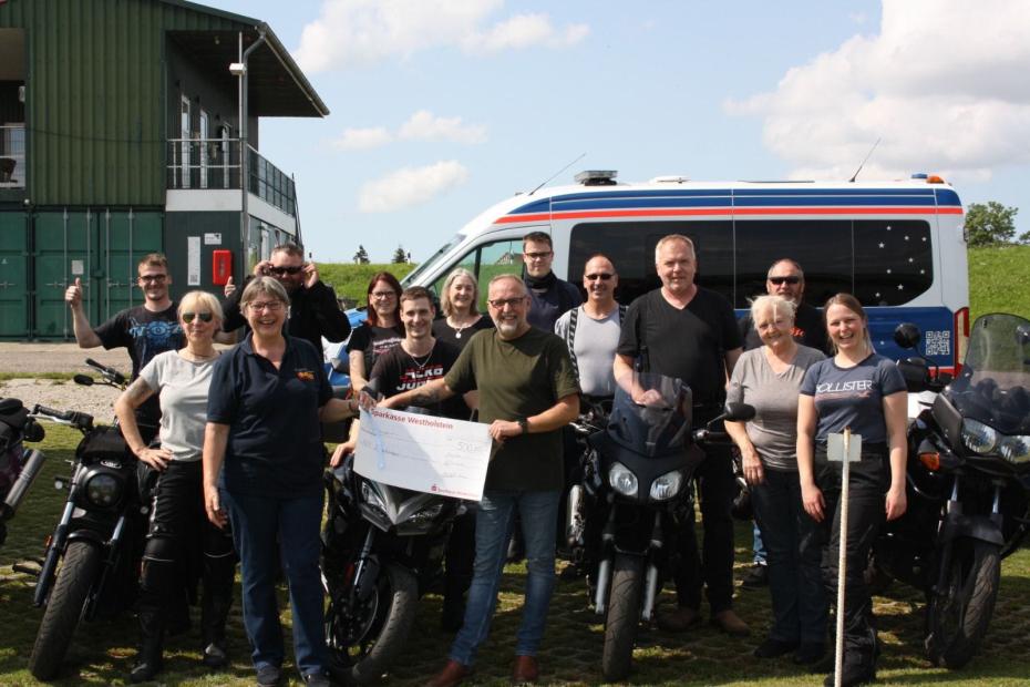Der Spendenscheck wird übergeben