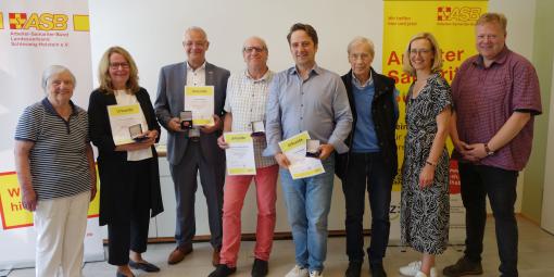 V. li.: Heidi Beiß, Marion Gaudlitz, Thomas Elvers, Torsten Gronau-Nielsen, Frank Ziegler, Martin Kayenburg sowie Landesgeschäftsführerin Bettina Spechtmeyer-Högel und Landesgeschäftsführer Axel Schröter.